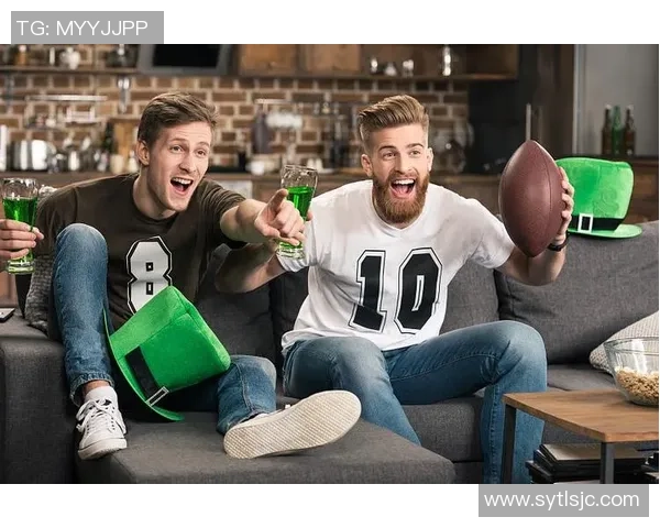 足球明星与啤酒杯的完美结合展现运动与休闲的魅力