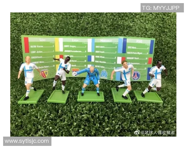 足球明星手办精美展示与详细介绍让你领略球场风采与艺术魅力