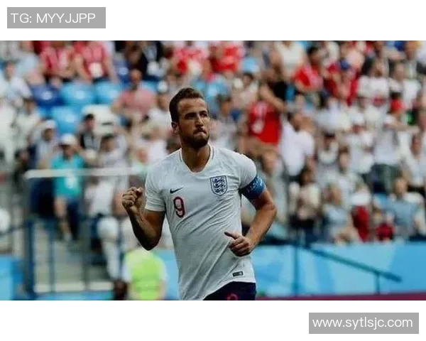 足球明星因场上失误遭教练严厉罚款引发球迷热议与媒体关注