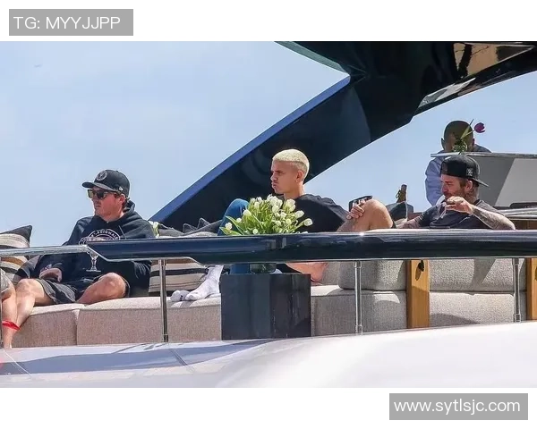 足球明星齐聚游艇豪华合影展现运动魅力与友谊的完美结合 足球明星齐聚游艇豪华合影展现运动魅力与友谊的完美结合